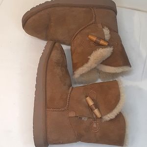 UGG Youth Chestnut Brown Bootie. 1013265y.